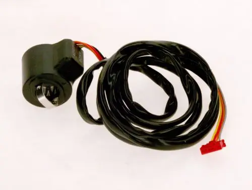 BOSCH Spule mit Kabel und Stecker, geeignet für elektronische Anwendungen. Das Kabel ist schwarz und aufgerollt, der Anschlussstecker hat mehrere Pins.